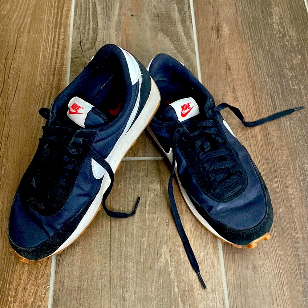 Nike waffle sole casual